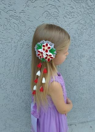 Красная заколка с цветами канзаши нарядное украшение для волос на фотосессию подарок девочке5 фото