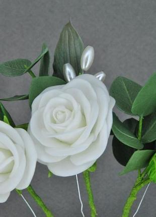 Шпильки для волосся з білими трояндами евкаліптом і намистинами5 фото