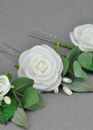 Шпильки для волосся з білими трояндами евкаліптом і намистинами