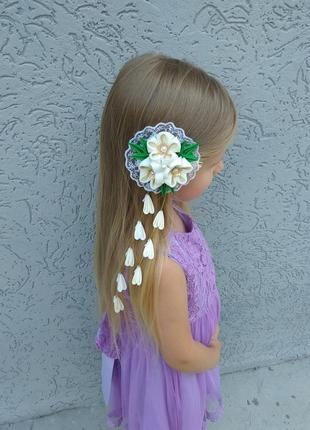 Біле ошатне прикраса для волосся шпилька з квітами канзаші на фотосесію подарунок дівчинці6 фото
