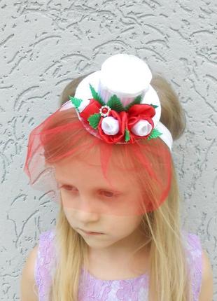 Білий капелюшок з квітами на пов'язці прикраса для волосся на фотоессию подарунок дівчинці на рік