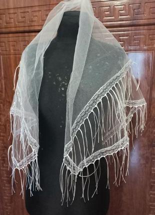 Білий весільний платок фатиновий з ажурним краєм та бахромою3 фото