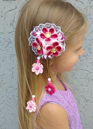 Рожева шпилька з квітами канзаші прикраса для волосся на фотосесію подарунок дівчинці на день народження