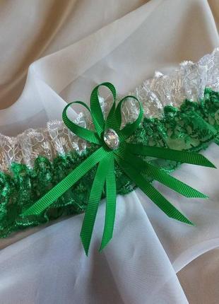 Бел-зеленая свадебная подвязка на ногу невесты3 фото