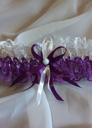 Бело-фиолетовая свадебная подвязка на ногу невесты2 фото