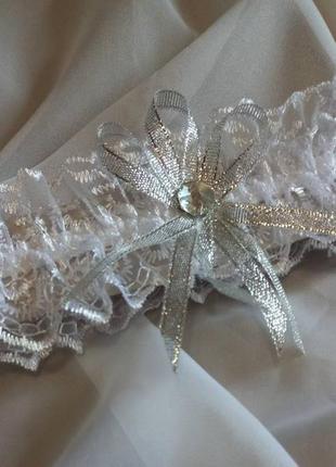 Бело-серебристая свадебная подвязка на ногу невесты3 фото