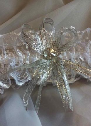 Бело-серебристая свадебная подвязка на ногу невесты2 фото