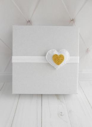 Белая повязка с сердечком праздничное украшение для волос девочке подарок ребенку на валентина3 фото
