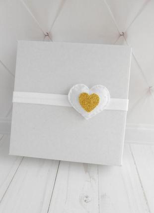 Белая повязка с сердечком праздничное украшение для волос девочке подарок ребенку на валентина4 фото