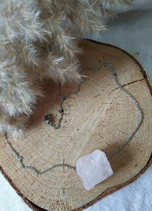 Чокер - ланцюжок з необробленим каменем 'рожевий кварц'4 фото