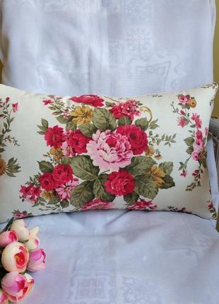 Декоративна подушка 30*45 з трояндами з цупкої тканини1 фото