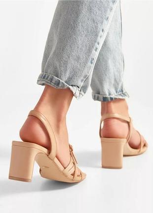 Босоножки с квадратным мысом