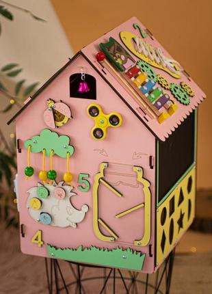 Дитячий ігровий розвиваючий дерев'яний бізібудинок рожевий 30х30х45 см2 фото