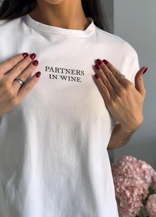 Футболка с загибом на рукавах с принтом накатом надписью partners in wine4 фото