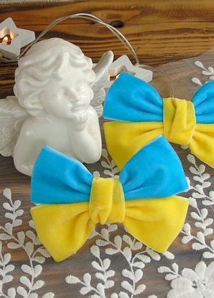 Бархатные бантики в желто-голубых цветах