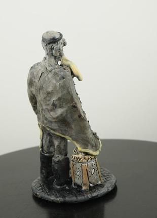 Статуэтка кощей бессмертный с сундуком статуэтка кощея5 фото