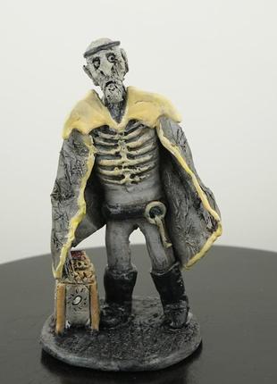 Статуэтка кощей бессмертный с сундуком статуэтка кощея2 фото