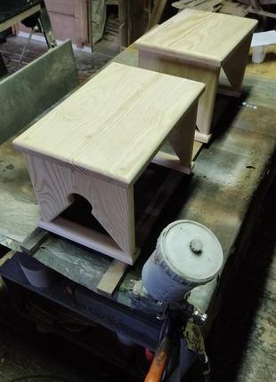 Лакований табурет з дерева