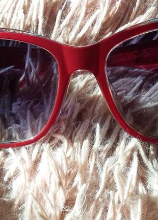 Красные солнцезащитные очки1 фото