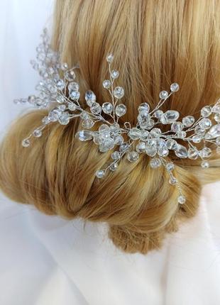 Кришталева гілочка в зачіску з намистин, весільні прикраси в зачіску нареченої.