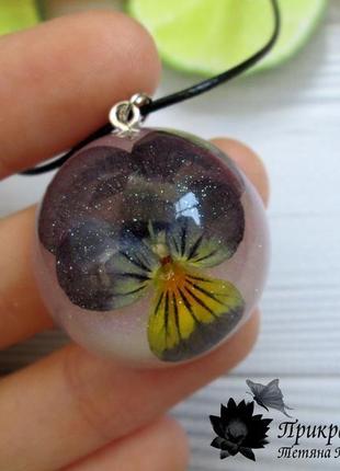 Кулон-полусфера из ювелирной смолы с натуральным цветком виолы (анютины глазки).2 фото