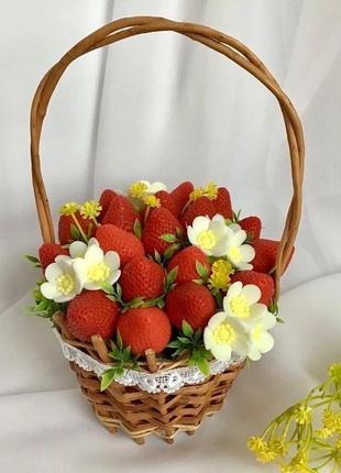 Сувенирное мыло, корзина с мылом "клубника"