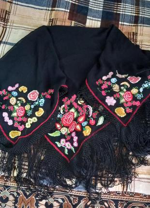 Черный платок украинский с вышивкой.