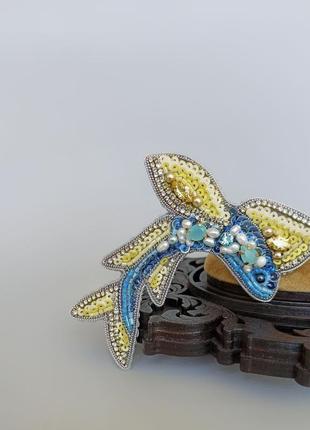 Прикраси синьо-жовтого кольору, брошка рибка з натуральними перлами та фіанітами, ручна робота6 фото