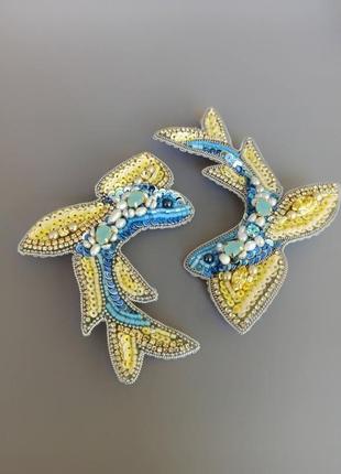 Прикраси синьо-жовтого кольору, брошка рибка з натуральними перлами та фіанітами, ручна робота2 фото