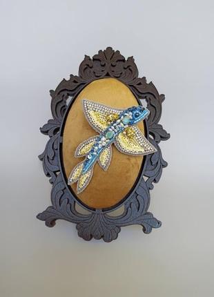Прикраси синьо-жовтого кольору, брошка рибка з натуральними перлами та фіанітами, ручна робота
