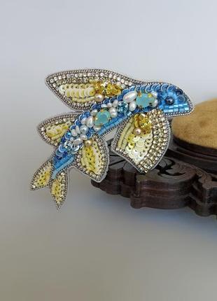 Прикраси синьо-жовтого кольору, брошка рибка з натуральними перлами та фіанітами, ручна робота3 фото
