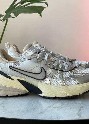 Жіночі кросівки найк в2к / nike v2k run summit white metallic silver fd0736-1006 фото