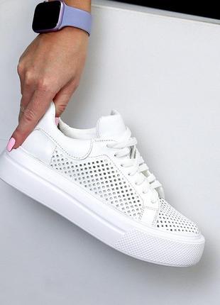 Классирующие дышащие кожаные белые кеды с сквозной перфорацией на повышенной подошве