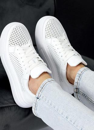 Классирующие дышащие кожаные белые кеды с сквозной перфорацией на повышенной подошве