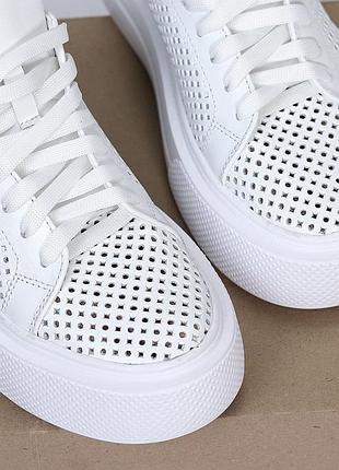 Классирующие дышащие кожаные белые кеды с сквозной перфорацией на повышенной подошве