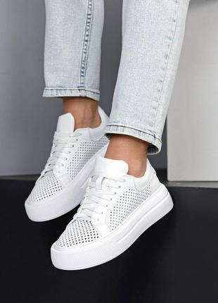 Классирующие дышащие кожаные белые кеды с сквозной перфорацией на повышенной подошве