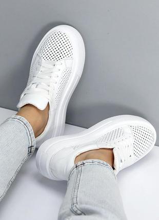 Классирующие дышащие кожаные белые кеды с сквозной перфорацией на повышенной подошве