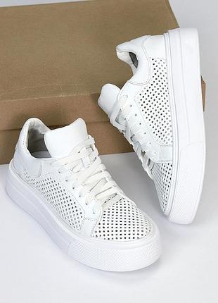 Классирующие дышащие кожаные белые кеды с сквозной перфорацией на повышенной подошве