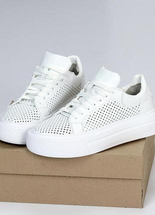 Классирующие дышащие кожаные белые кеды с сквозной перфорацией на повышенной подошве