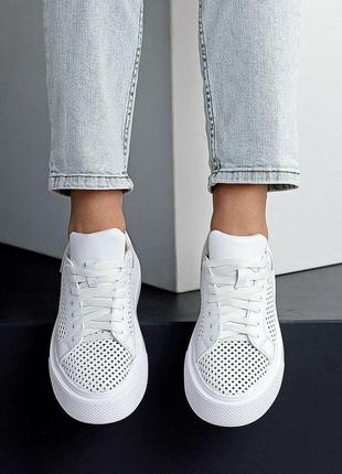 Классирующие дышащие кожаные белые кеды с сквозной перфорацией на повышенной подошве