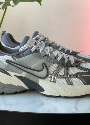 Чоловічі кросівки найк в2к / nike v2k run pure platinum wolf grey fd0736-0033 фото