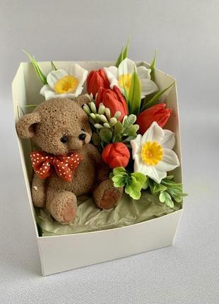 Набір сувенірного мила «ведмедик із квітами».1 фото