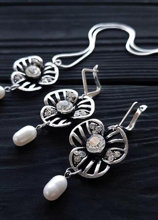 Комплект з натуральними перлами та срібними елементами сережки з перлами та квітами і кулон на ланцюгу