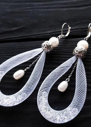 Сережки з натуральними перлами та кристалами і срібними застібками серьги с жемчугом и кристаллами