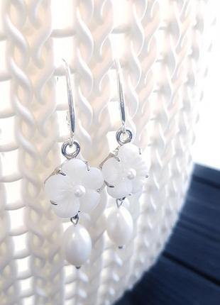 Святкові сережки з натуральними перлинами, срібними застібками серьги с натуральным жемчугом цветами4 фото