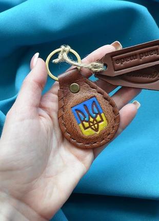 Коричневый кожаный брелок "герб украины"