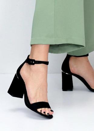 Женские босоножки черные на устойчивом каблуке4 фото