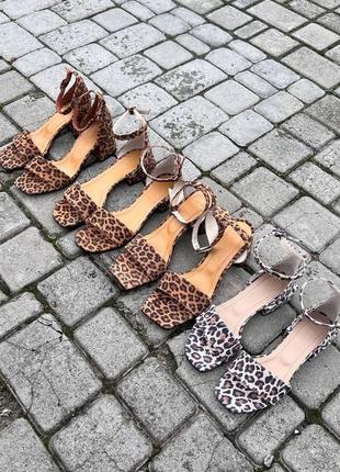 Жіночі босоніжки на підборах леопард