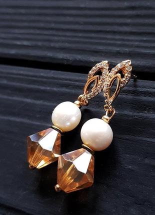Позолочені сережки з натуральними перлами та кристалами позолоченные серьги с жемчугом свадебные1 фото