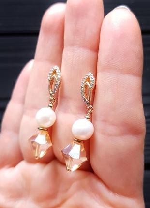 Позолочені сережки з натуральними перлами та кристалами позолоченные серьги с жемчугом свадебные2 фото